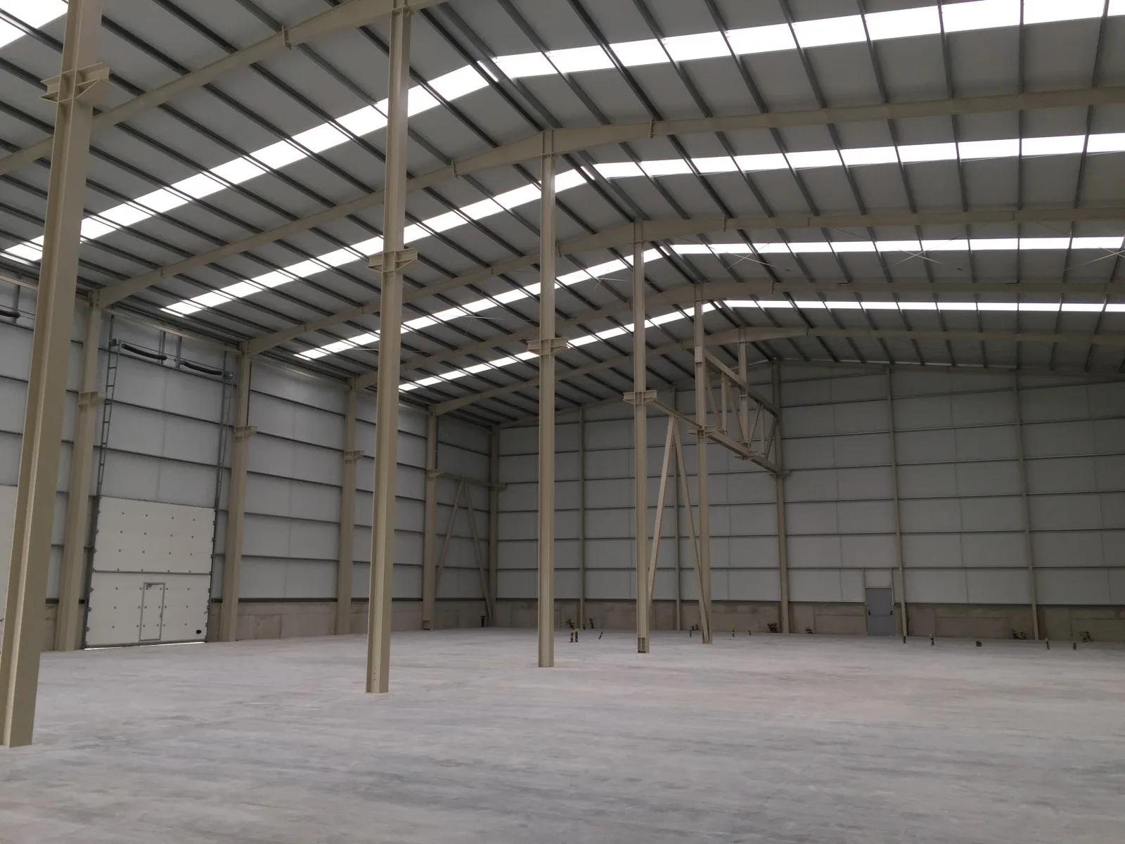 Interior, 2 puentes grua de 25 t.